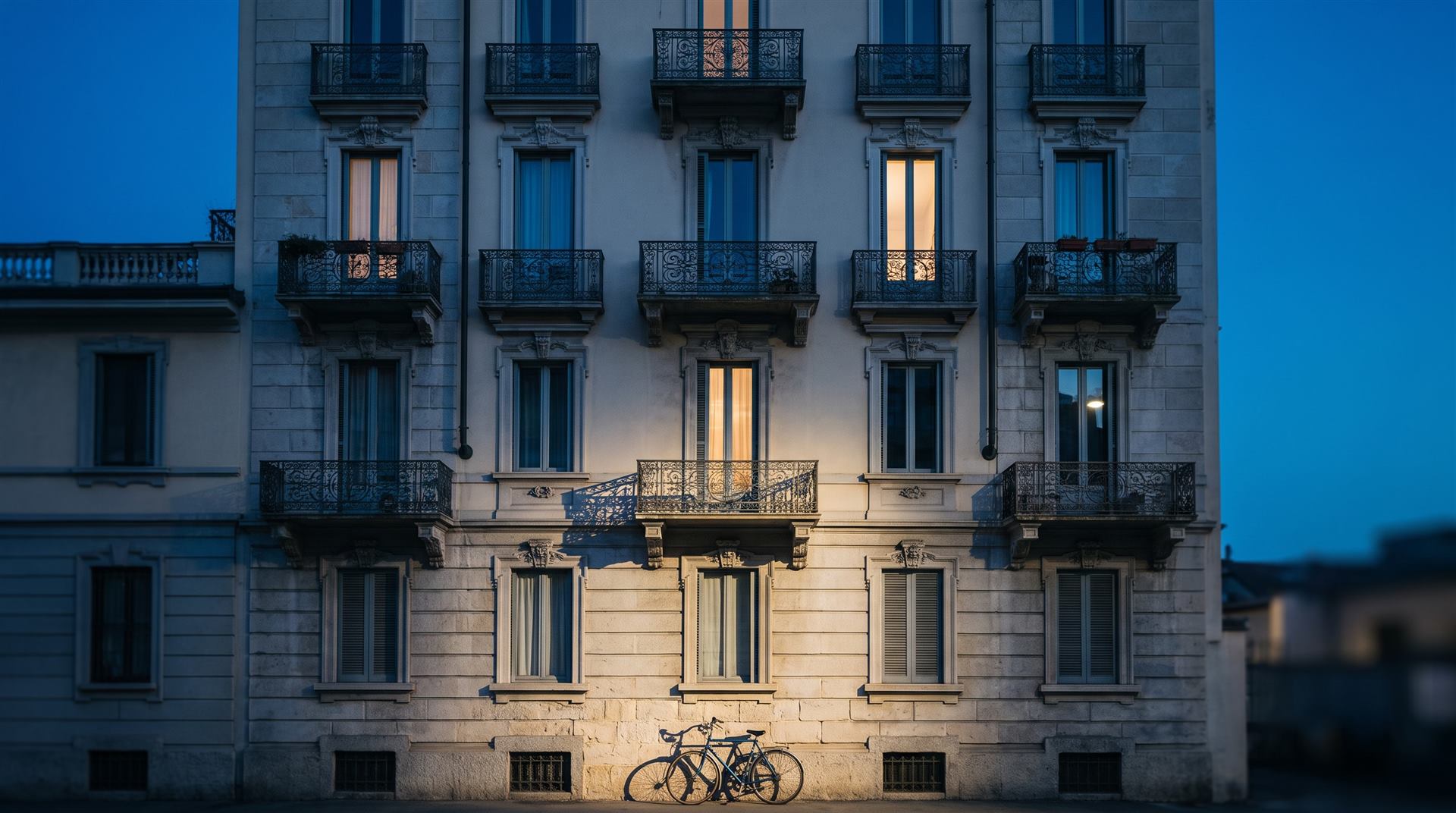 Un palazzo residenziale milanese all'imbrunire